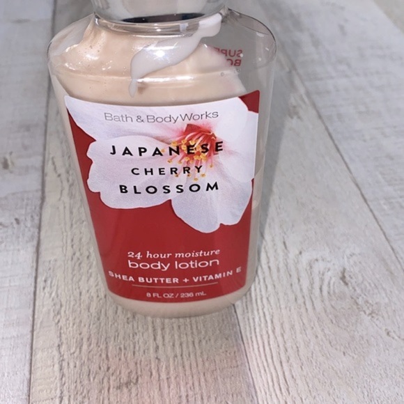 Bath & Body Works Japanese Cherry Blossom hand lotion - Picture 5 of 5